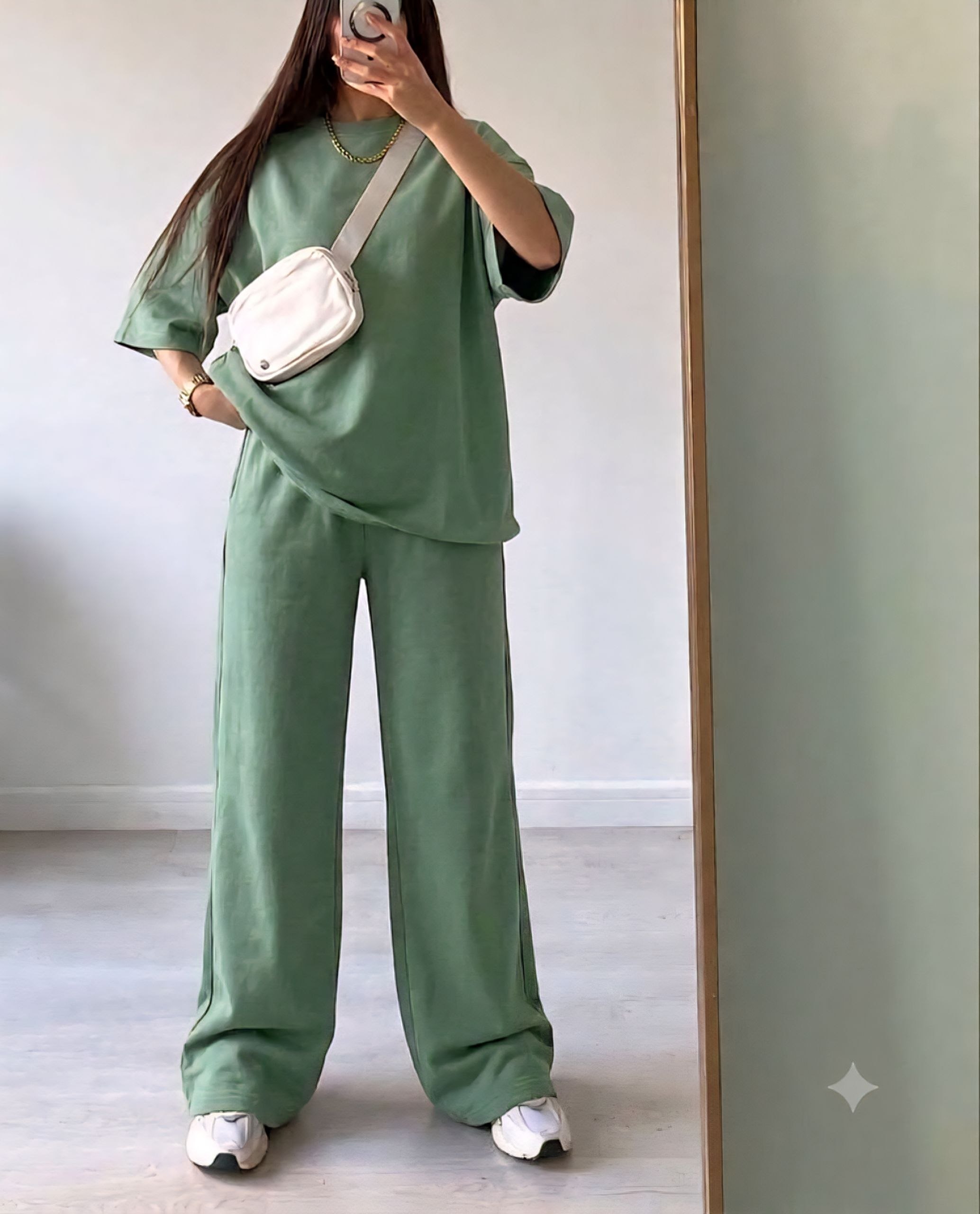 جزئیات دقیق قطعات و اجزای ست تیشرت و شلوار بگ بیسیک تمیز دوزی در نمای ماکرو