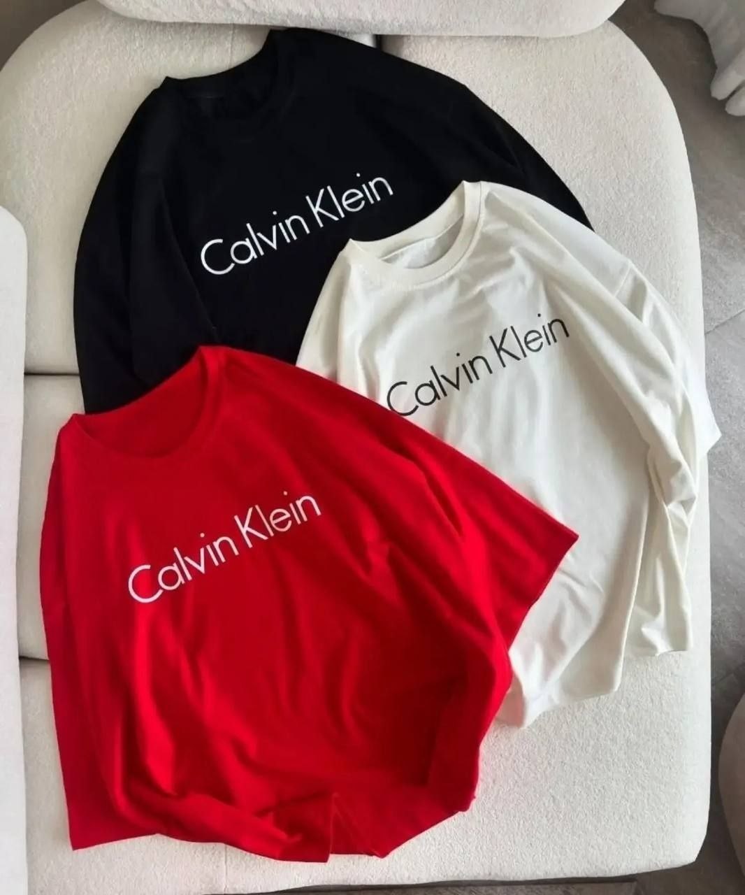 نمای پشت و اجزای تشکیلدهنده تیشرت باکسی Calvin Klein زنانه با کیفیت بالا