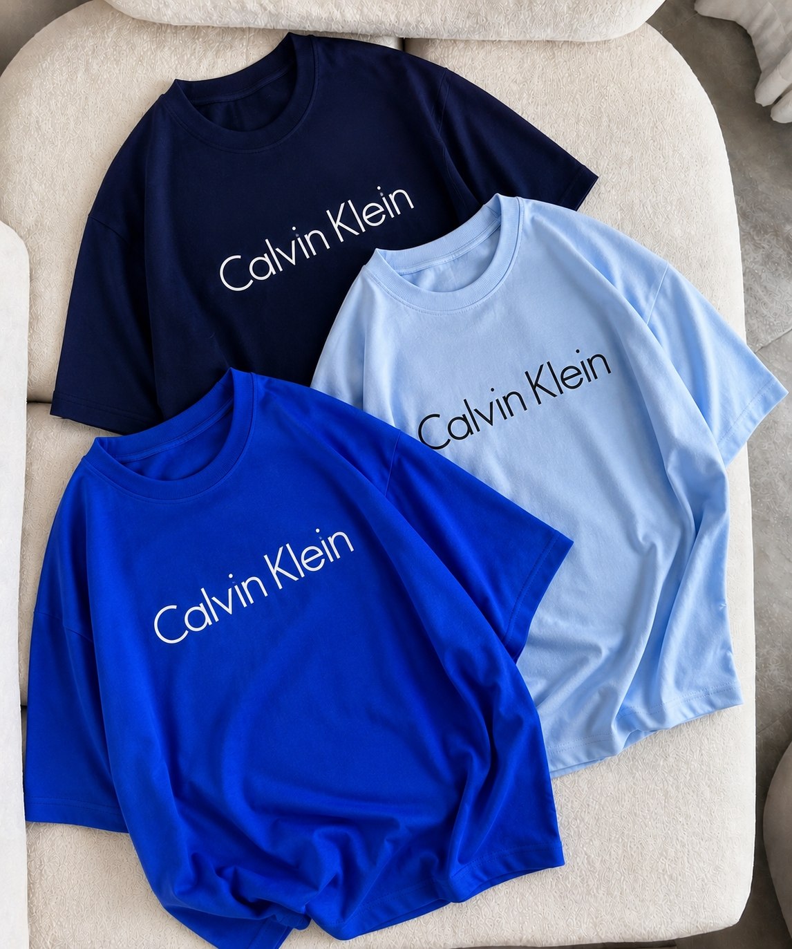 نمای محصول تیشرت باکسی Calvin Klein زنانه با تمامی جزئیات ظاهری و فنی