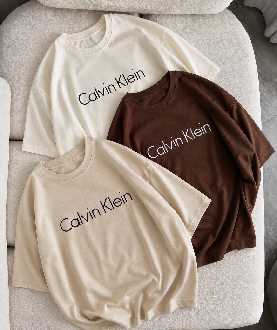 نمای قدی تیشرت باکسی Calvin Klein زنانه با تمرکز بر طراحی و کارایی محصول