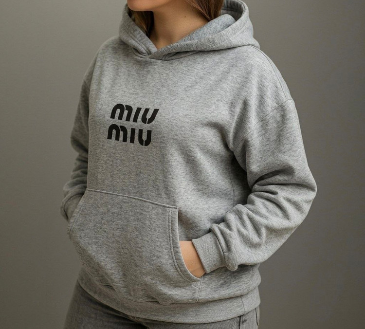 نمای کامل هودی داخل کرک miumiu زنانه همراه با بستهبندی اصلی و جزئیات محصول