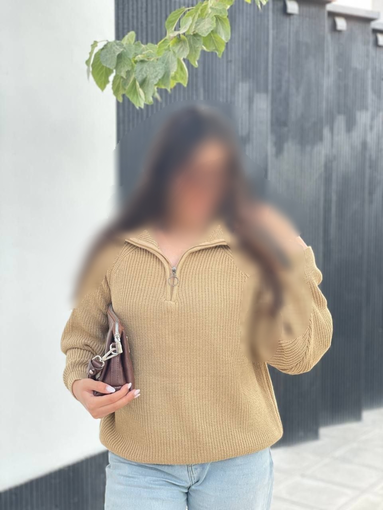 جزئیات دقیق قطعات و اجزای بافت نیم زیپ آکریلیک زنانه زمستانه در نمای ماکرو