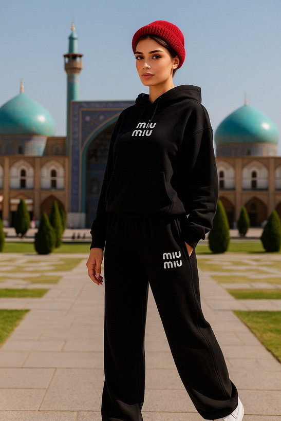 تصویر تخصصی هودی و شلوار بگ miumiu زنانه با نمایش ویژگیها و جزئیات فنی
