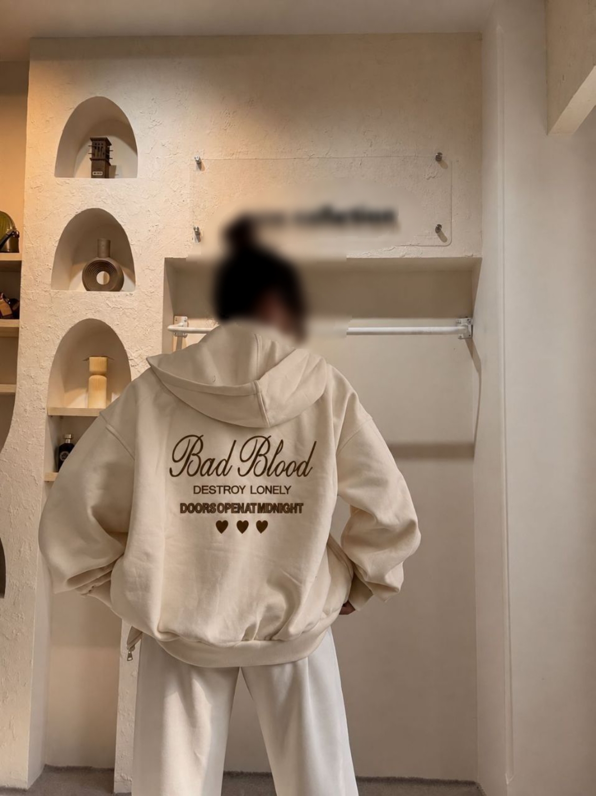 نمای محصول سویشرت کلاهدار خفن Bad blood زنانه با تمامی جزئیات ظاهری و فنی - نمای 8_1