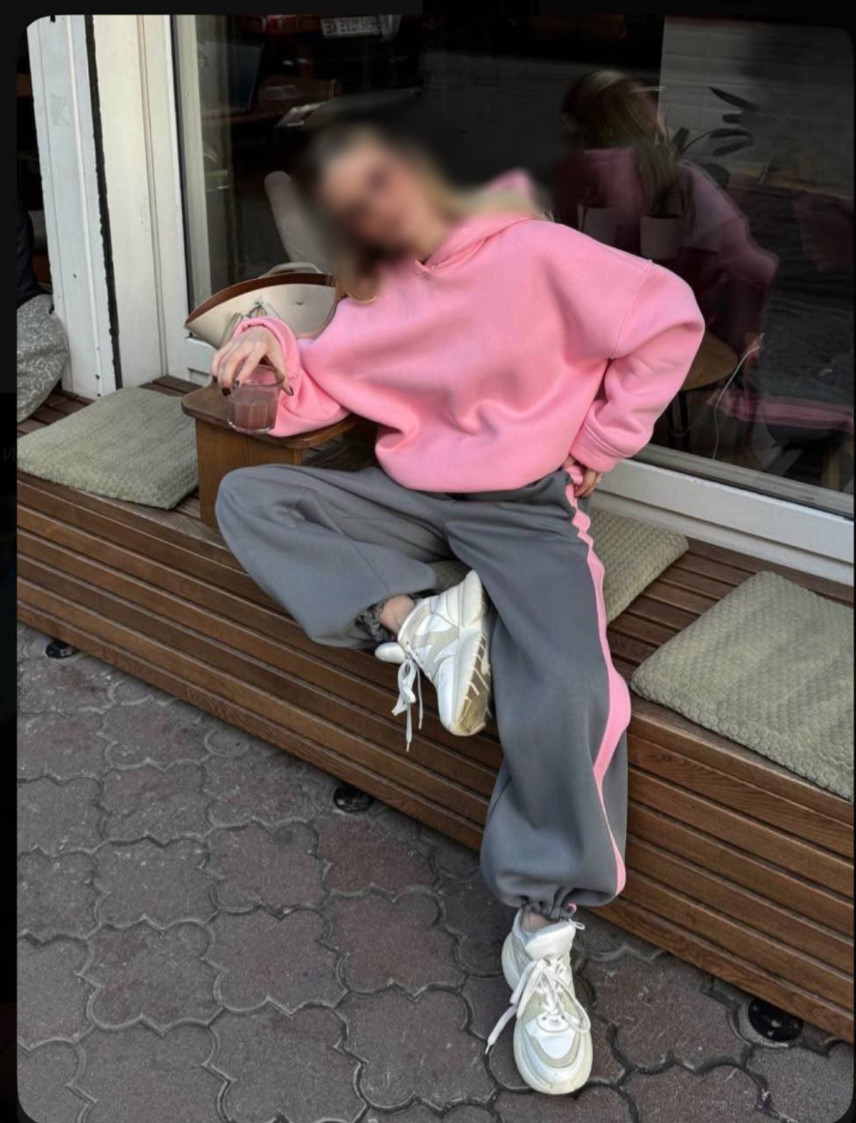 جزئیات دقیق قطعات و اجزای ست هودی شلوار زمستانه زنانه در نمای ماکرو - نمای 6_1