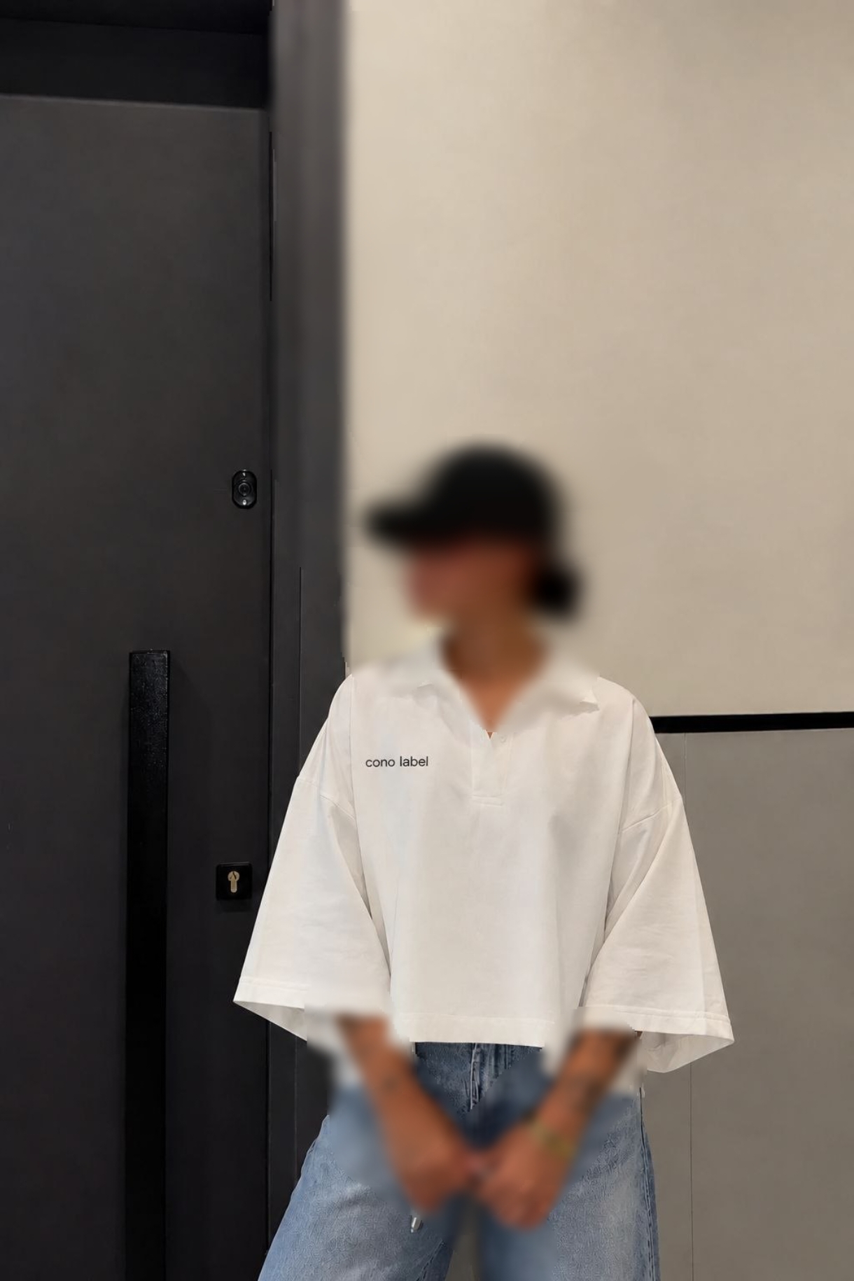 نمای جانبی و طراحی ظاهری تیشرت باکسی روزنامه ای آستین سه ربع با رنگ‌بندی جذاب
