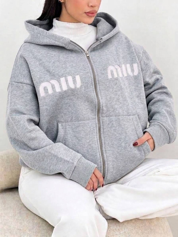 جزئیات دقیق قطعات و اجزای سویشرت miumiu زنانه پاییزه در نمای ماکرو