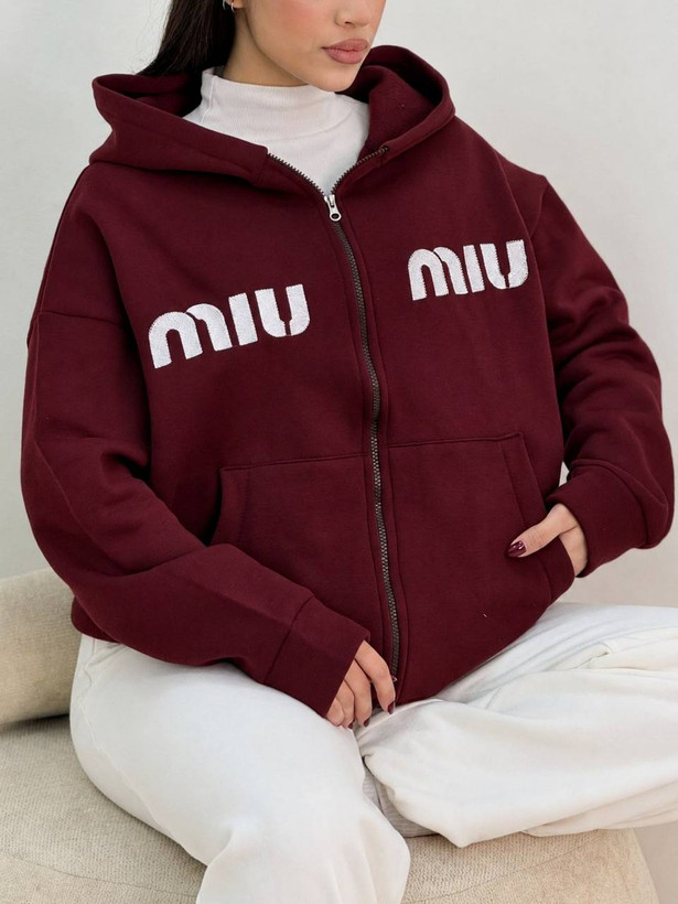 نمای جانبی و طراحی ظاهری سویشرت miumiu زنانه پاییزه با رنگبندی جذاب