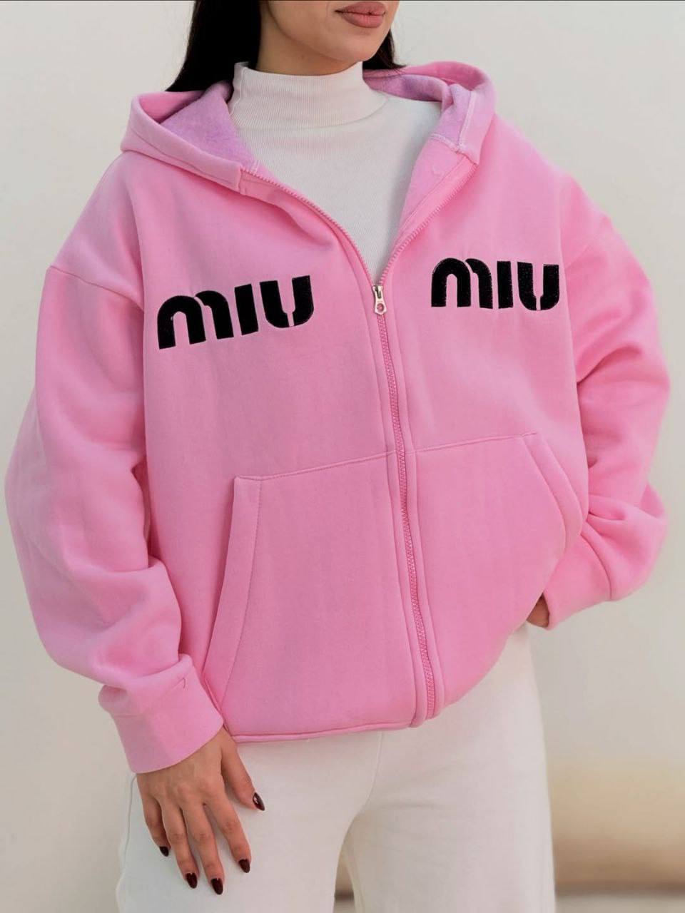 نمای جانبی و طراحی ظاهری سویشرت miumiu زنانه پاییزه با رنگبندی جذاب - نمای 6_1