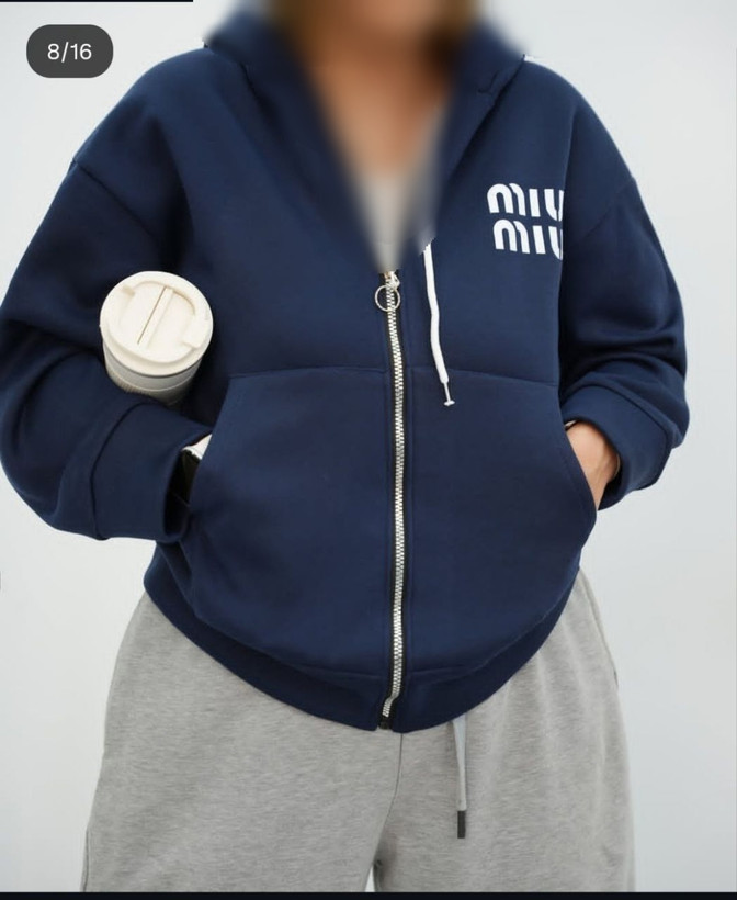 نمای پشت و اجزای تشکیلدهنده سویشرت بیسیک miumiu زنانه با کیفیت بالا - نمای 7_1