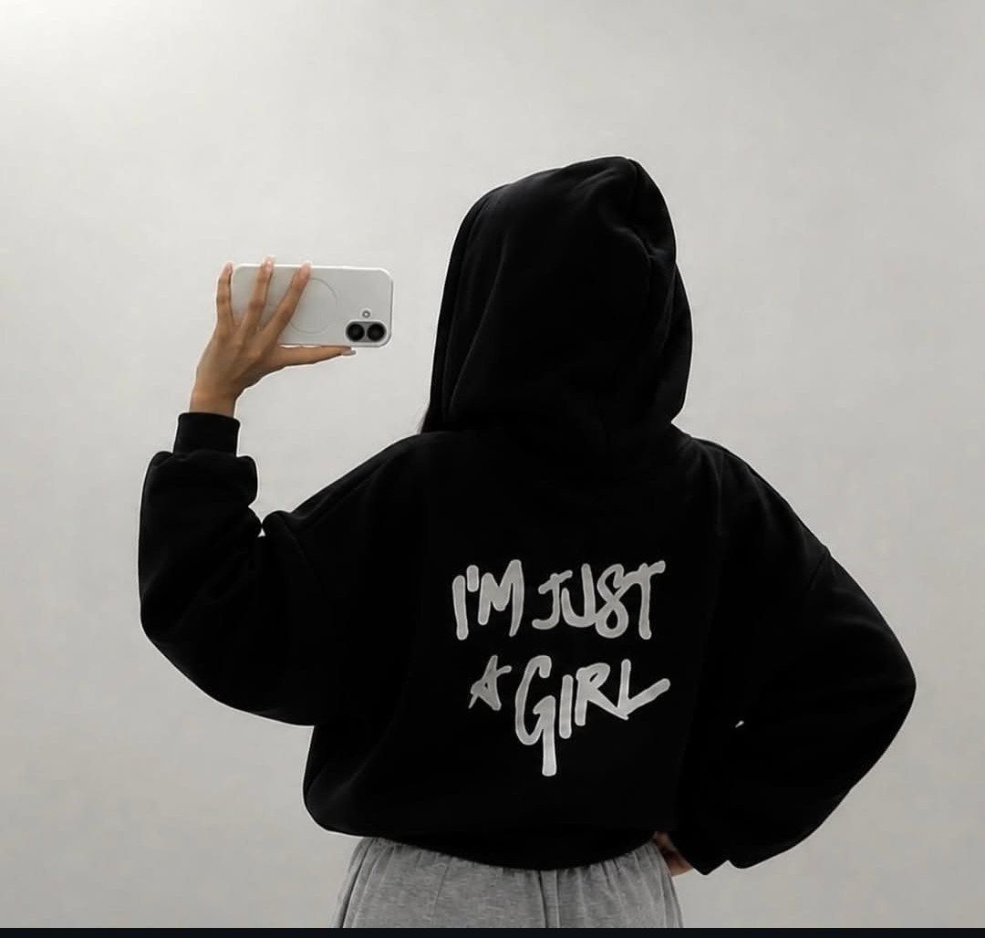 نمای کامل سویشرت بیسیک پاییزه “I’M JUST A GIRL” دخترانه همراه با بستهبندی اصلی و جزئیات محصول - نمای 8_1