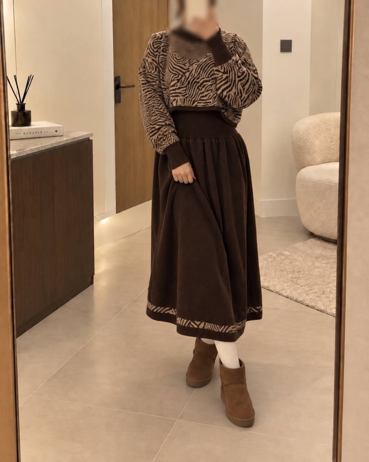 نمای پشت و اجزای تشکیلدهنده ست بافت رویه و دامن زبرا زنانه پاییزه با کیفیت بالا