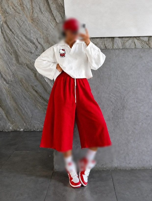 تصویر تخصصی ست دو تیکه Hello Kitty شلوار واید بلوز یقه دار با نمایش ویژگیها و جزئیات فنی
