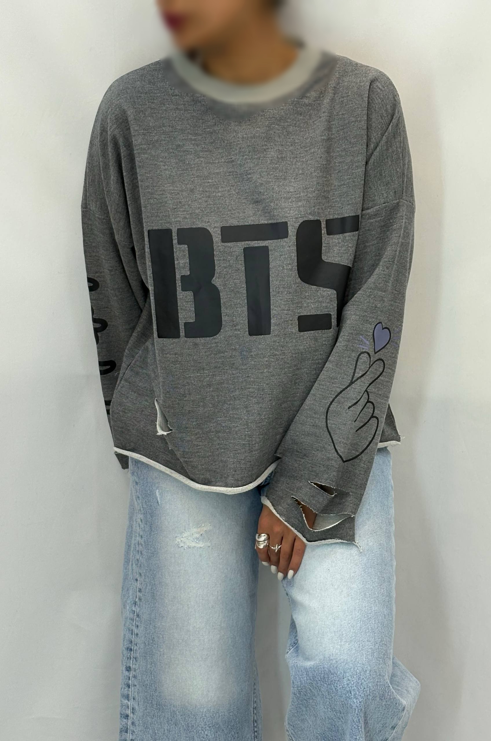 بافت و جنس مواد اولیه لانگ اسلیو زاپدار BTS زنانه در نمای نزدیک