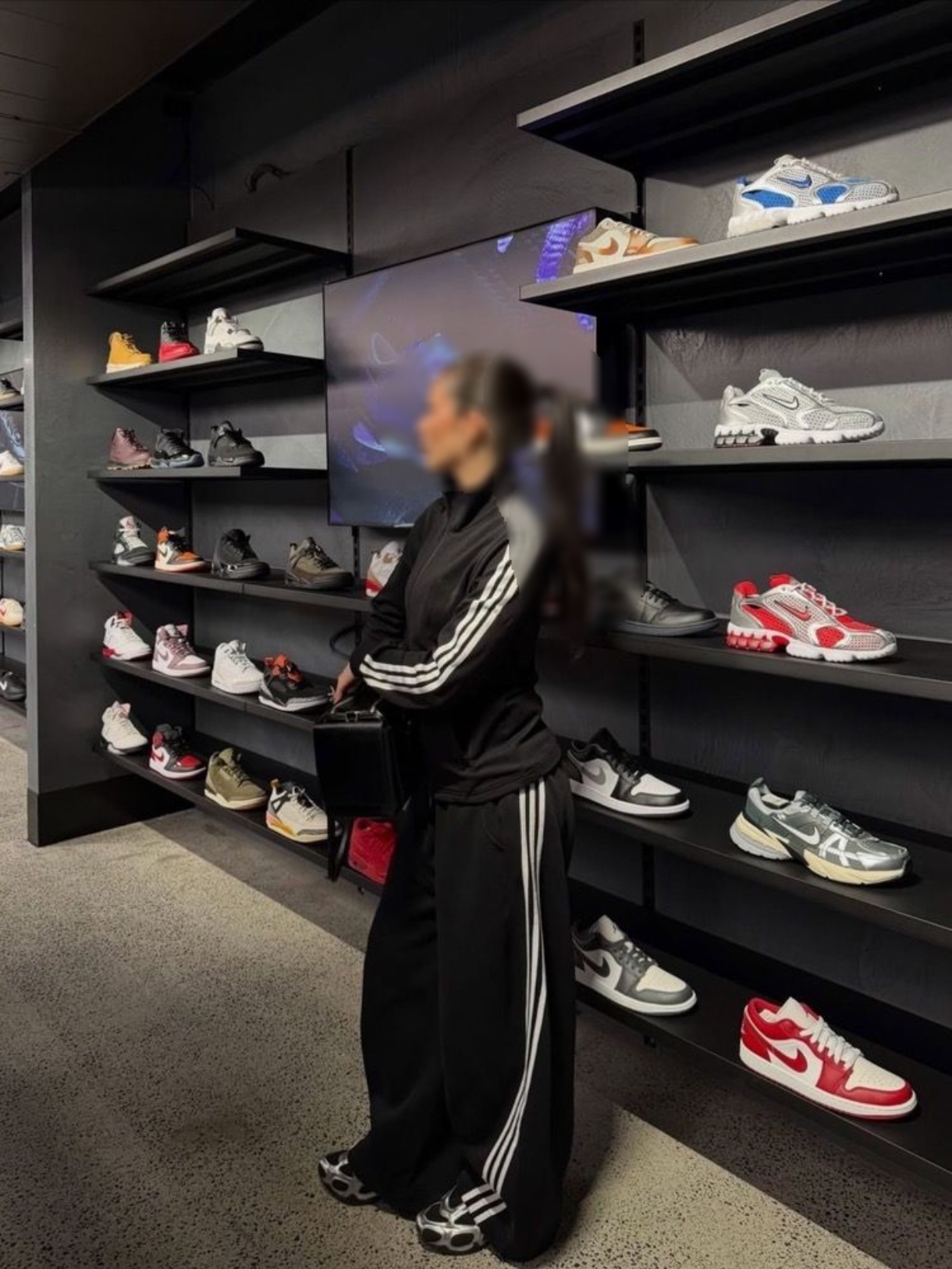 بافت و جنس مواد اولیه ست سویی آستین رگلان Adidas زنانه در نمای نزدیک