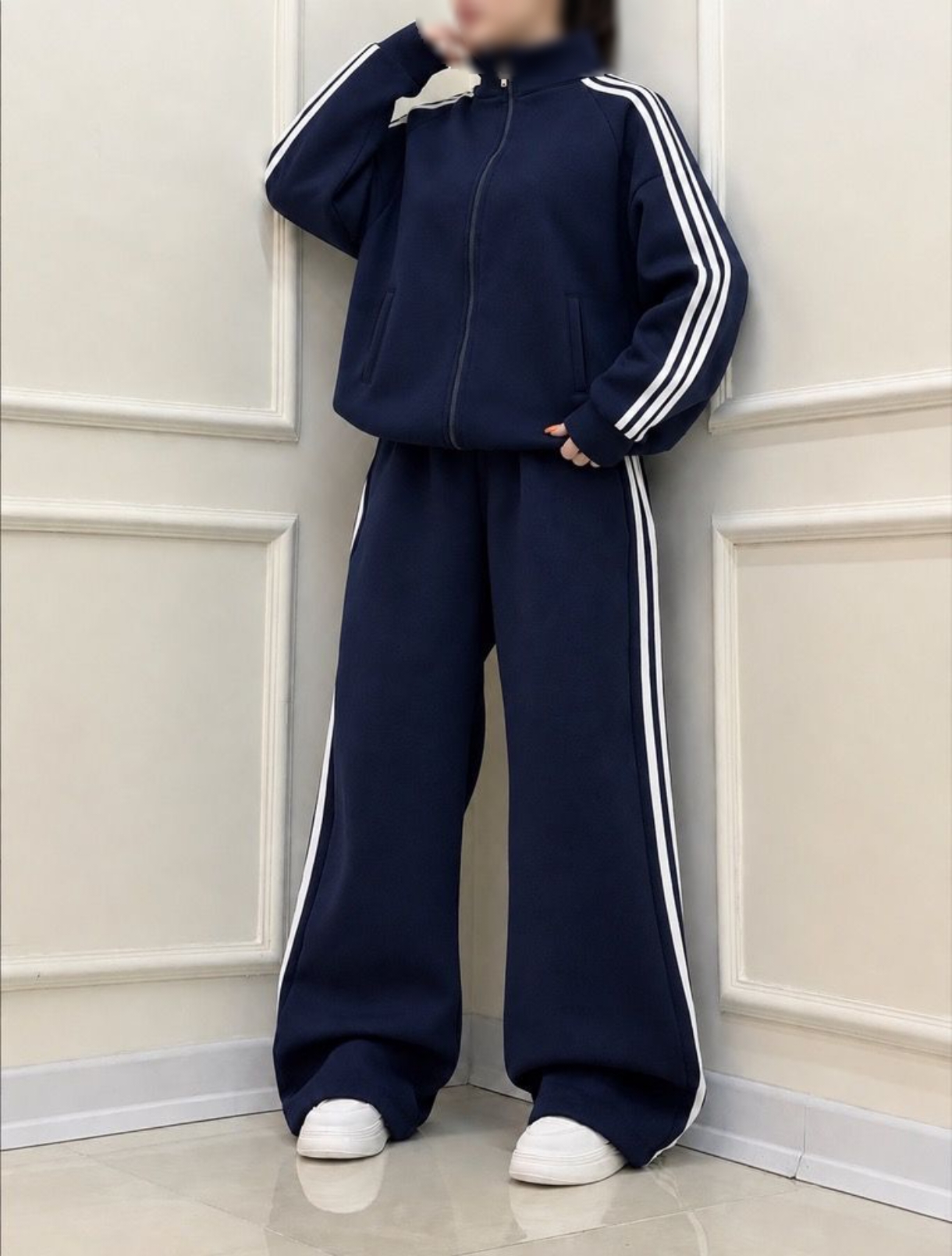تصویر تخصصی ست سویی آستین رگلان Adidas زنانه با نمایش ویژگیها و جزئیات فنی