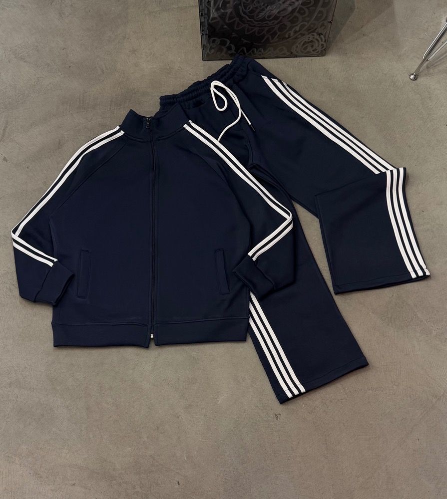 نمای کامل ست سویی آستین رگلان Adidas زنانه همراه با بستهبندی اصلی و جزئیات محصول
