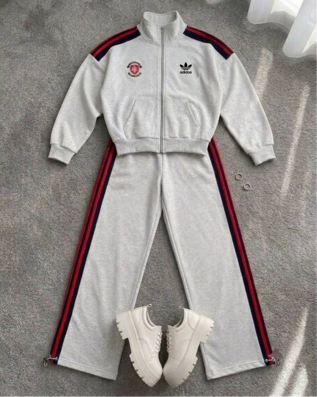 تصویر تخصصی ست سویشرت شلوار ترکیبی ADIDAS با نمایش ویژگیها و جزئیات فنی