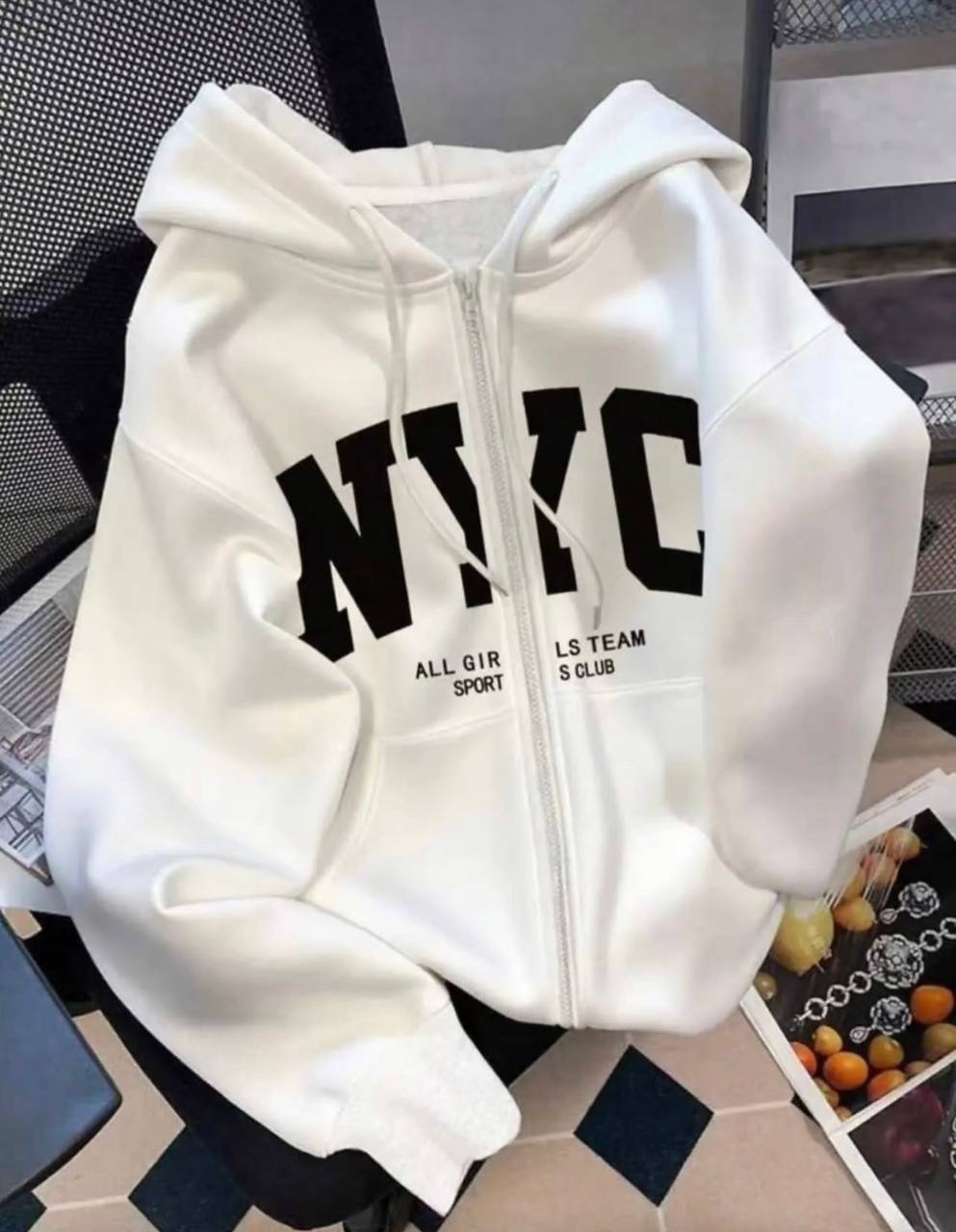 نمای قدی سویشرت NYC ترند پاییزه با تمرکز بر طراحی و کارایی محصول
