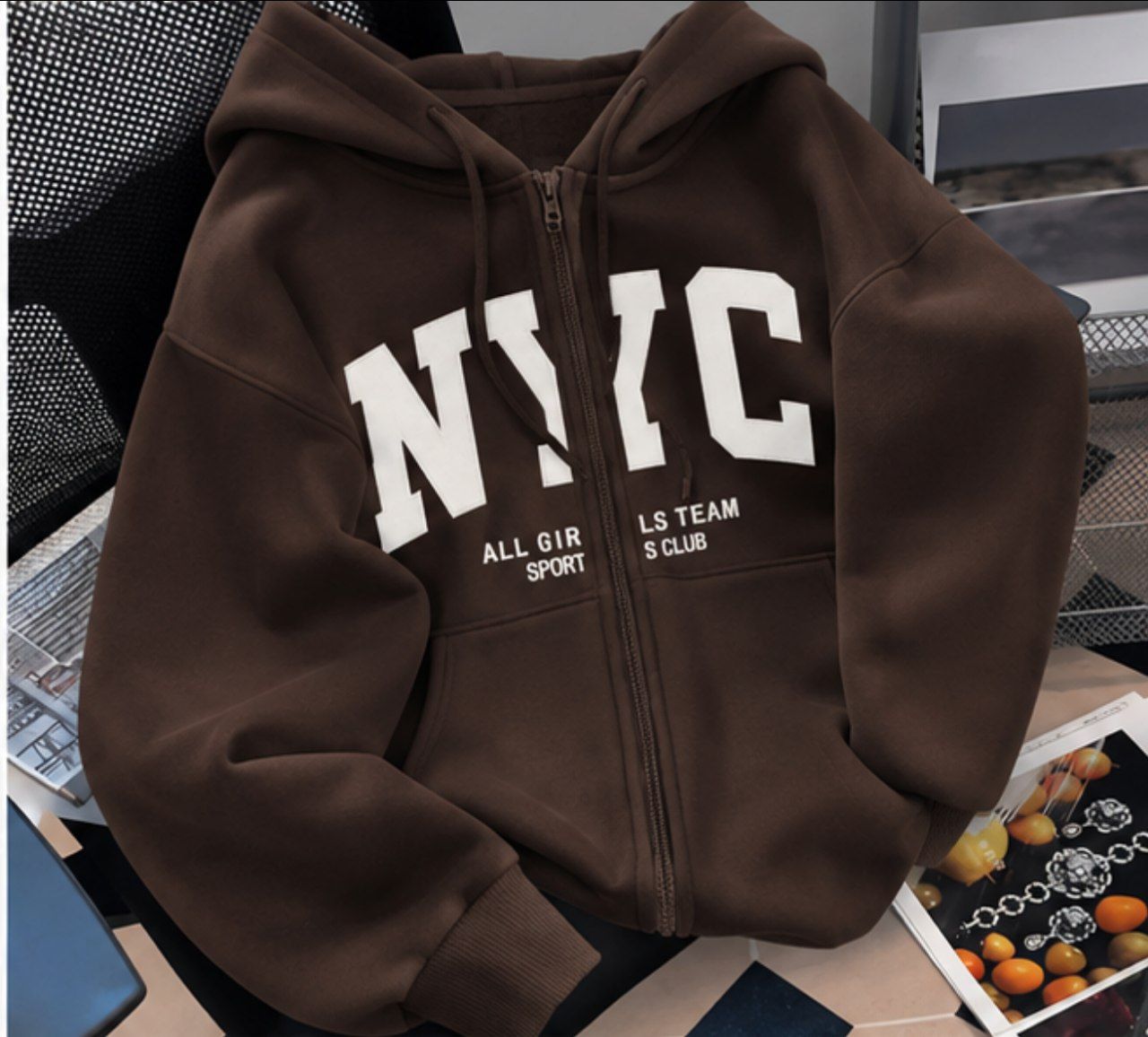 نمای قدی سویشرت NYC ترند پاییزه با تمرکز بر طراحی و کارایی محصول - نمای 5_1