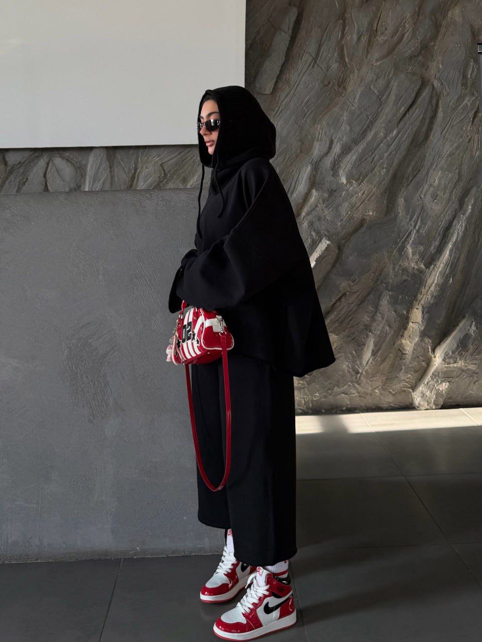 تصویر ست دورس و شلوار باکسی مینیمال زنانه با نورپردازی مناسب و نمای واضح محصول