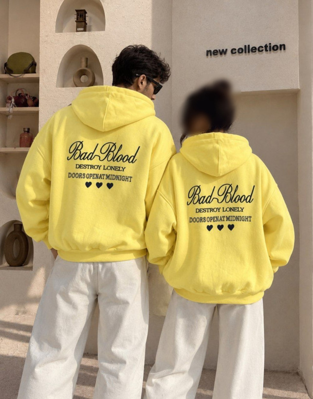 جزئیات دقیق قطعات و اجزای سویشرت کاپلی ترند bad blood در نمای ماکرو