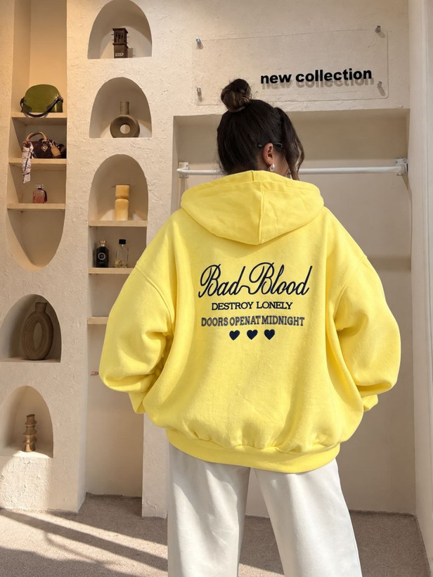 نمای جانبی و طراحی ظاهری سویشرت کاپلی ترند bad blood با رنگبندی جذاب