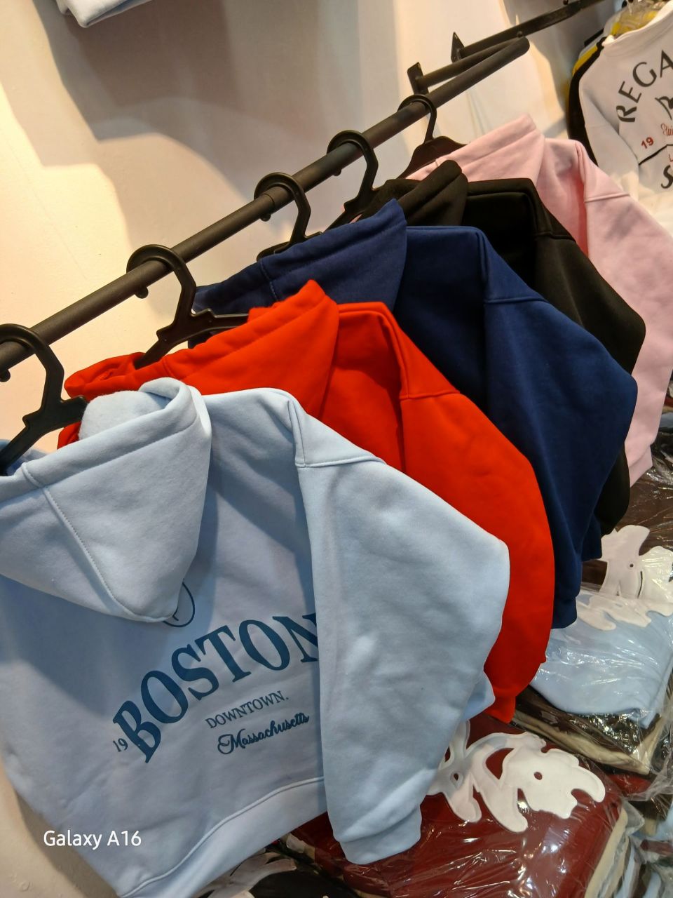 نمای پشت و اجزای تشکیلدهنده هودی جیب کانگورویی زنانه BOSTON با کیفیت بالا