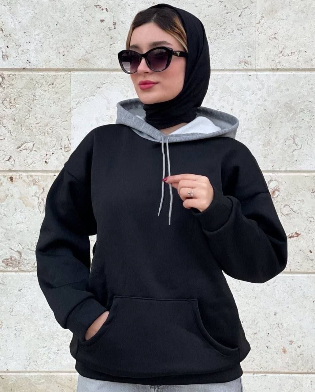 بافت و جنس مواد اولیه هودی کلاه طوسی بارا تو کرکی در نمای نزدیک