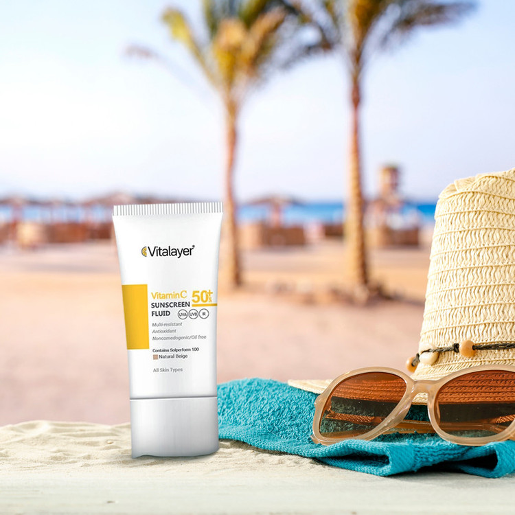 نمای محصول کرم ضد آفتاب رنگی ویتالیر، SPF 50، مدل ویتامین مکمل سی، مناسب انواع پوست با تمامی جزئیات ظاهری و فنی